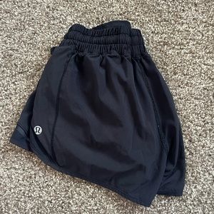 Lululemon Hotty Hot 2.5” Black Shorts Size 2